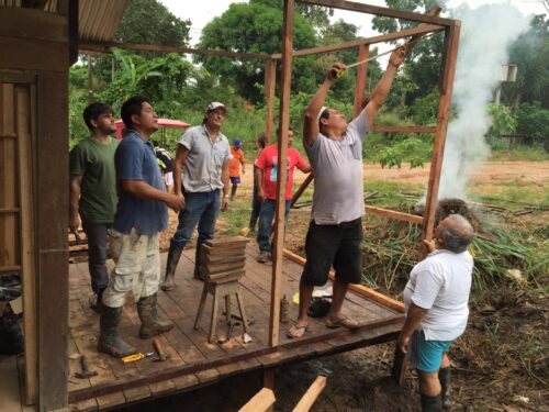 Miembros de la comunidad construyendo juntos la estructura de madera del Laratri de Shirambari